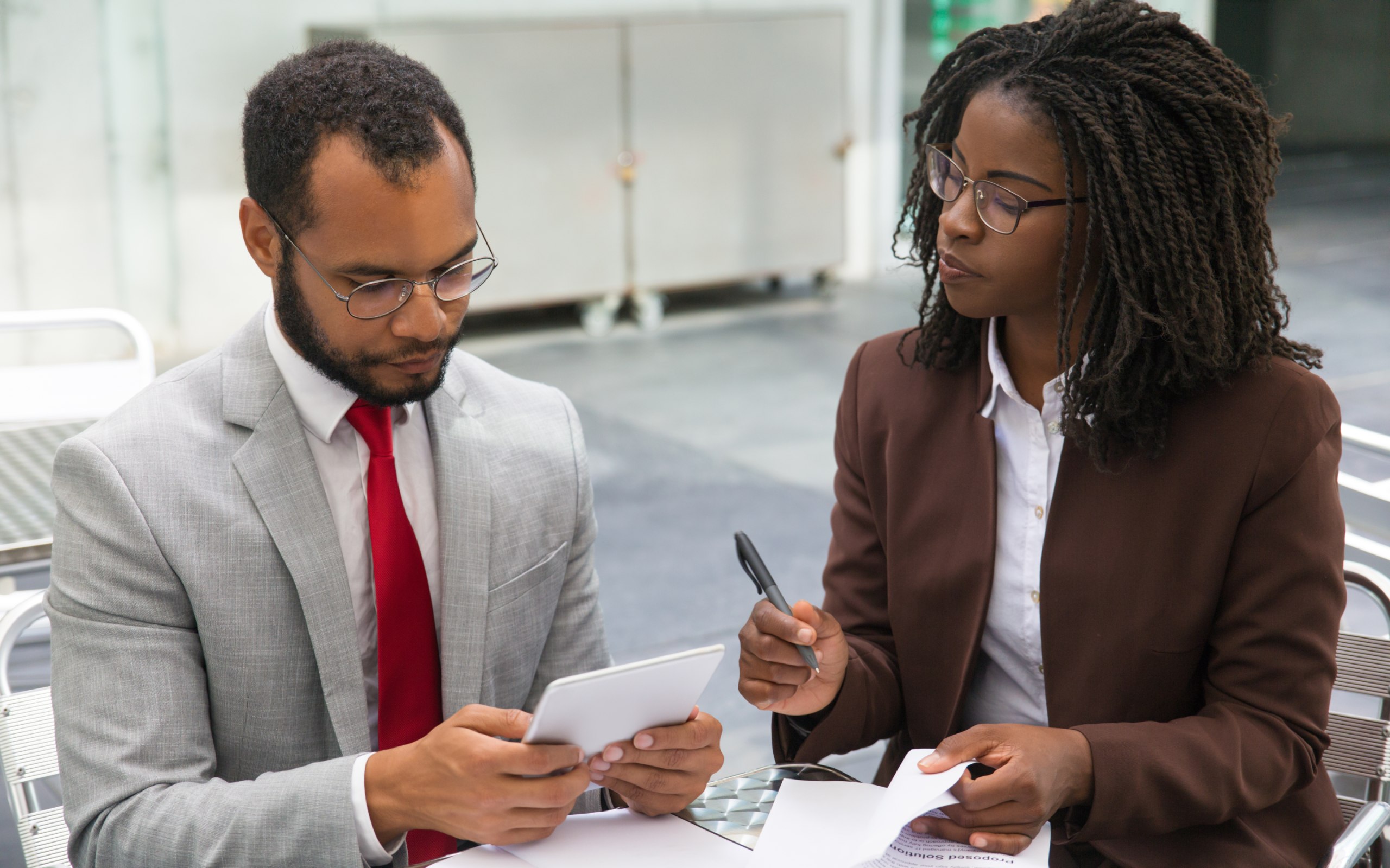 Deux conseillers ConseilsAssurs étudiant un dossier client