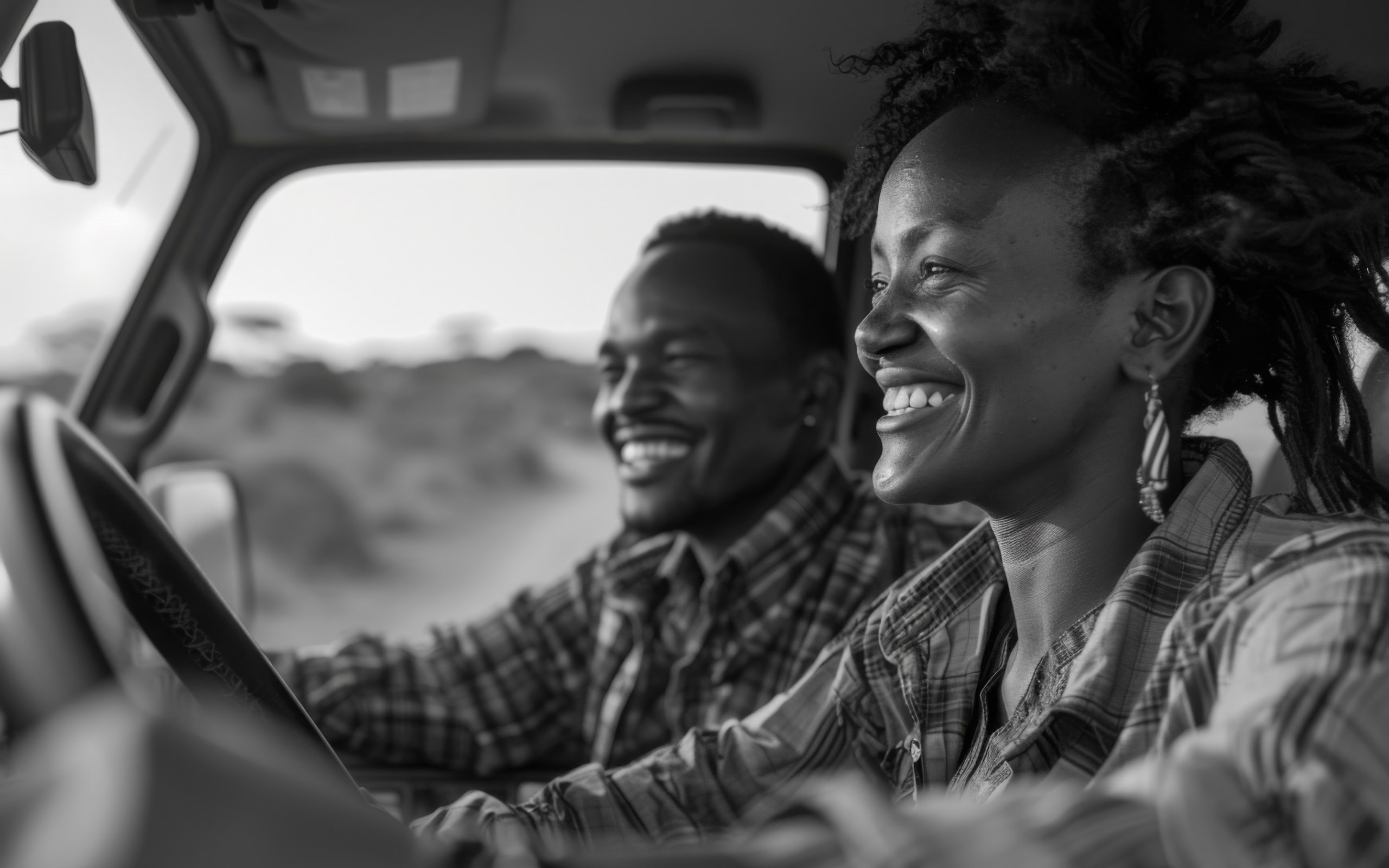 Un couple serein au volant de son véhicule assuré